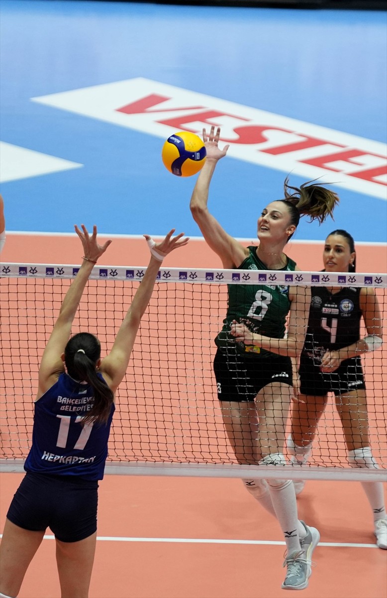 AXA Sigorta Kadınlar Kupa Voley maçında Bahçelievler Belediyespor ile Nilüfer Belediyesi Eker...