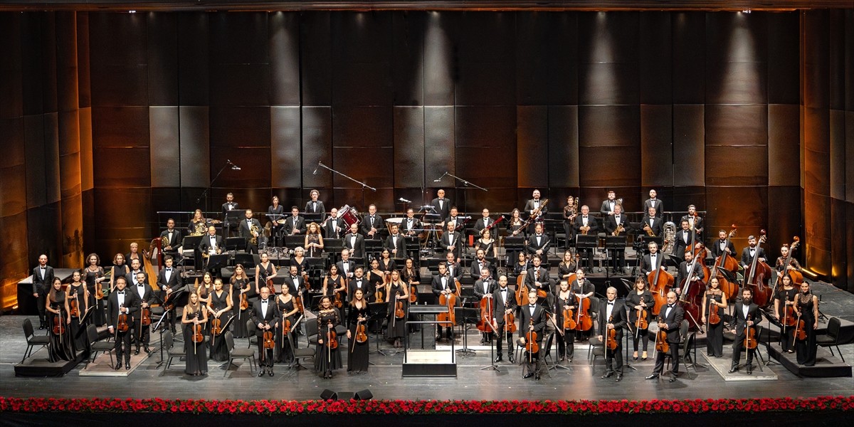 Bugüne kadar verdiği konserlerde, yurt içinde 350 bini aşkın, yurt dışında ise 20 binin üzerinde...