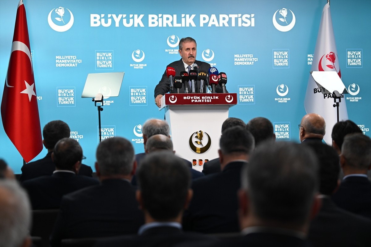 Büyük Birlik Partisi (BBP) Genel Başkanı Mustafa Destici, partisinin MKYK toplantısı öncesi...