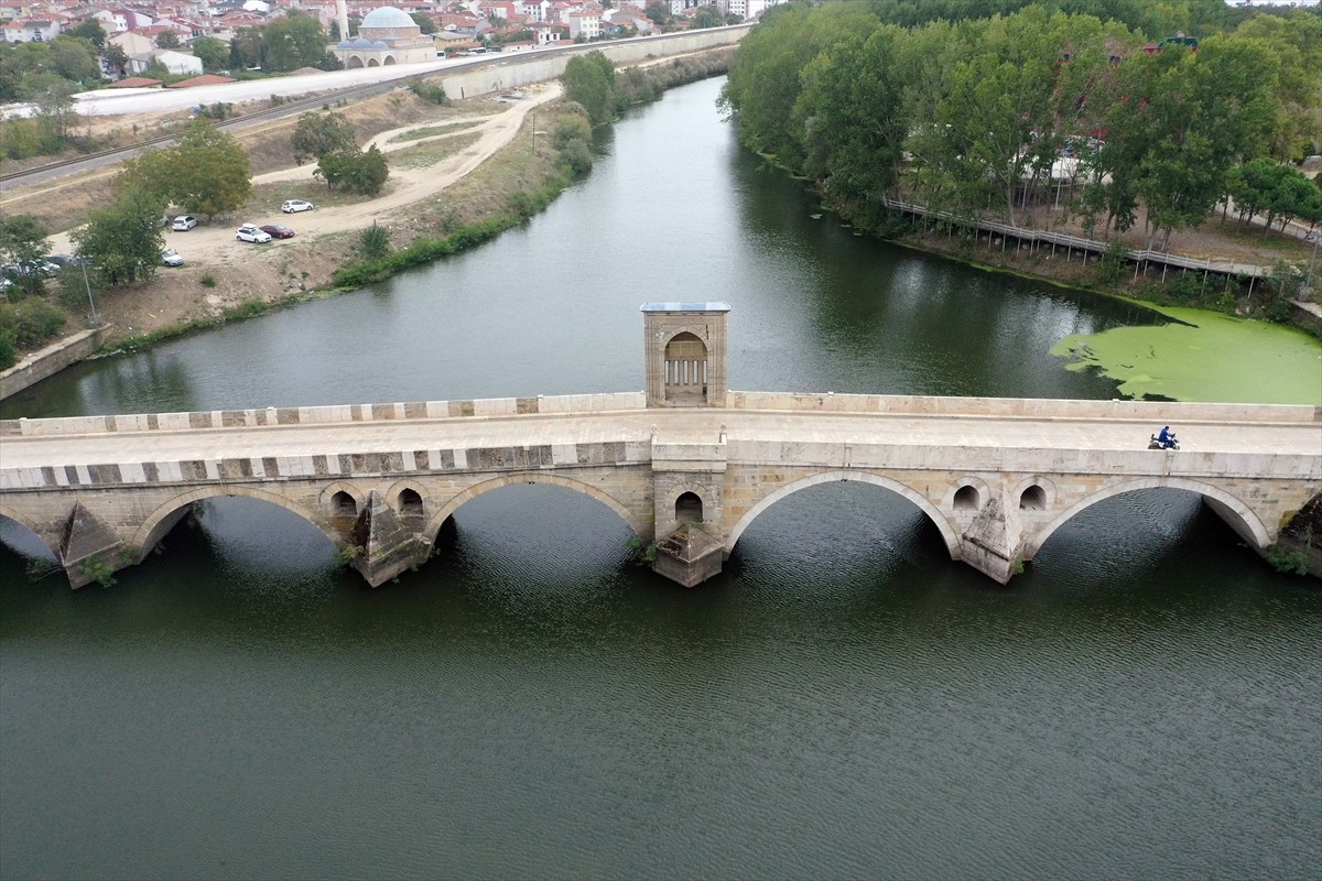  Edirne'nin önemli su kaynaklarından olan Tunca Nehri'nin debisi 2021 yılından beri düşüyor....