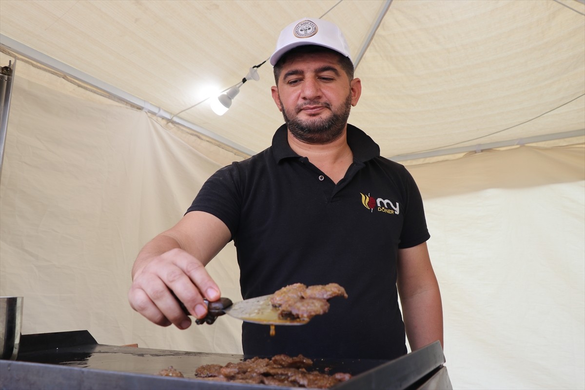 Elazığ'da düzenlenen "6. Geleneksel Salçalı Köfte ve Gastronomi Festivali" başladı. Lokantacılar...