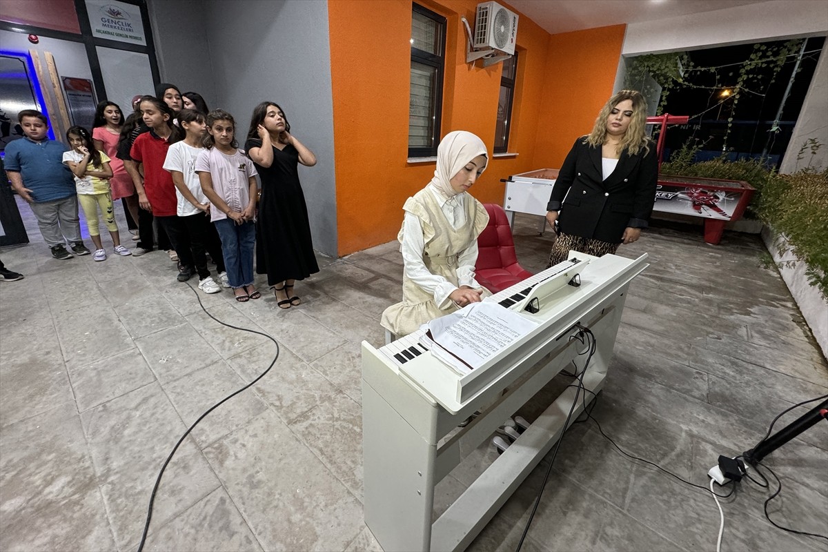 Elazığ'ın Akçakiraz Beldesi'ndeki gençlik merkezi bünyesinde açılan piyano, gitar, keman ve saz...