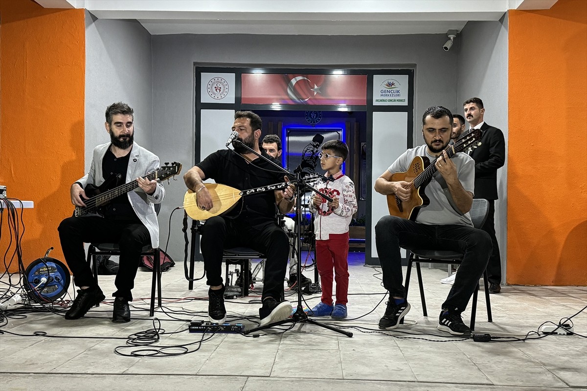 Elazığ'ın Akçakiraz Beldesi'ndeki gençlik merkezi bünyesinde açılan piyano, gitar, keman ve saz...