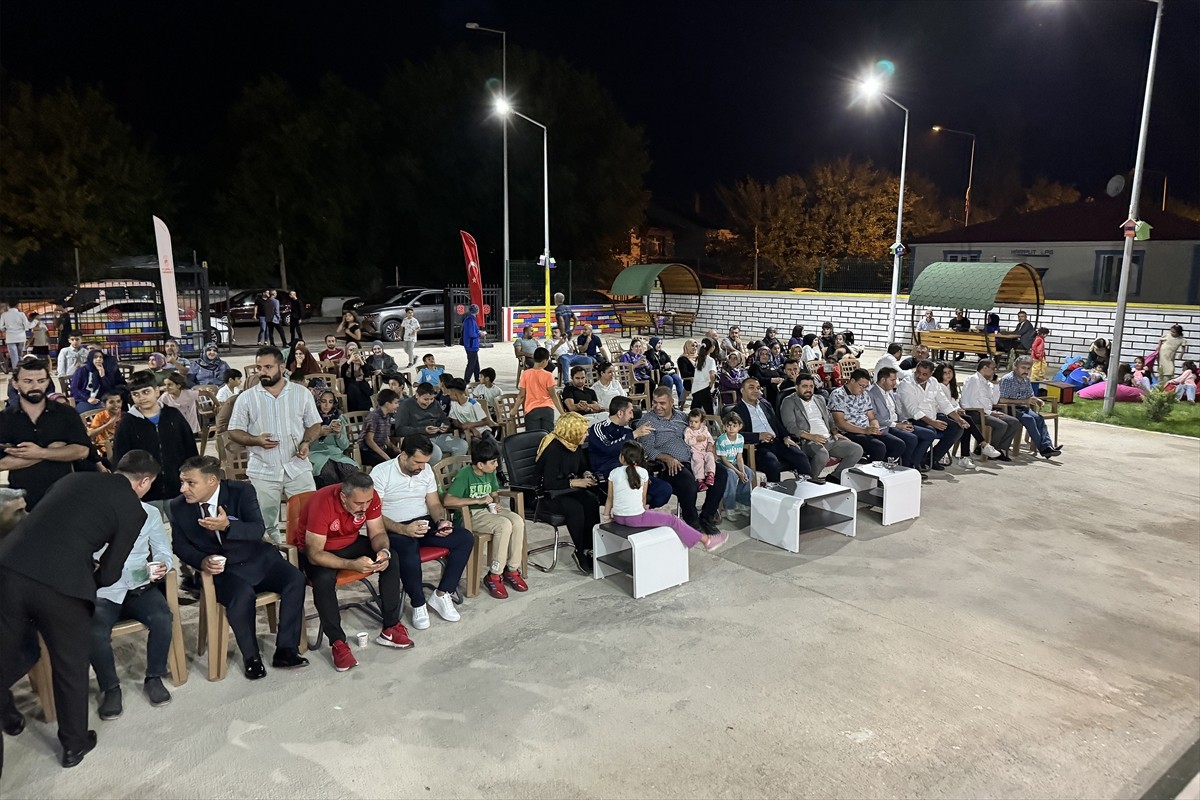 Elazığ'ın Akçakiraz Beldesi'ndeki gençlik merkezi bünyesinde açılan piyano, gitar, keman ve saz...