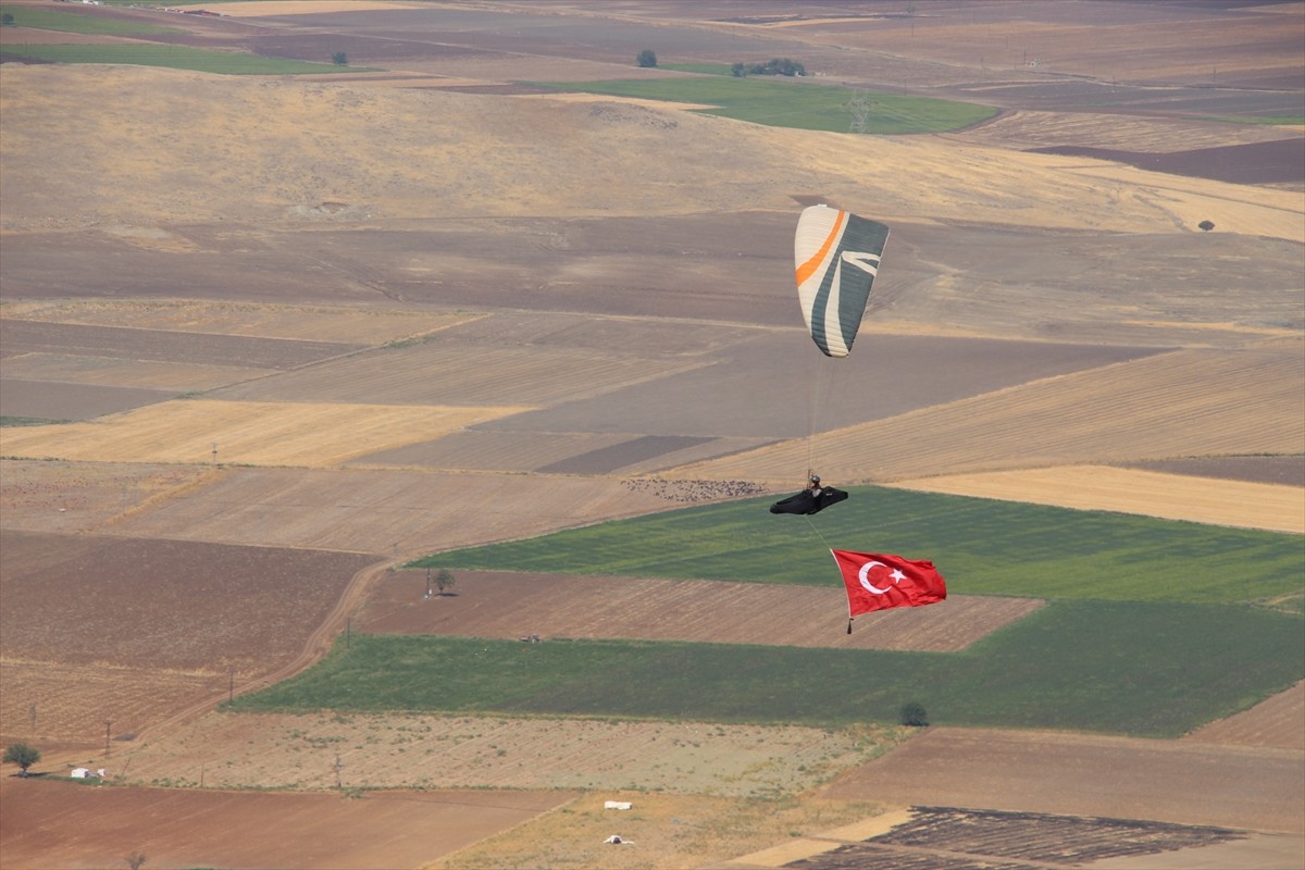 Gaziantep'in Nurdağı ilçesinde düzenlenen Yamaç Paraşütü Festivali devam ediyor. Gaziantep...