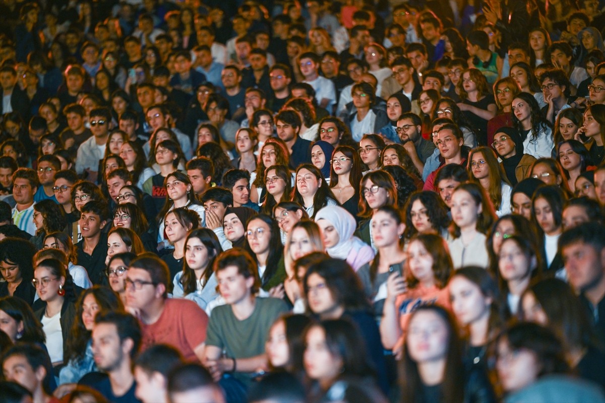 Hacettepe Üniversitesi Senfoni Orkestrası, yeni öğrencilerin üniversiteyi ve üniversite yaşamını...