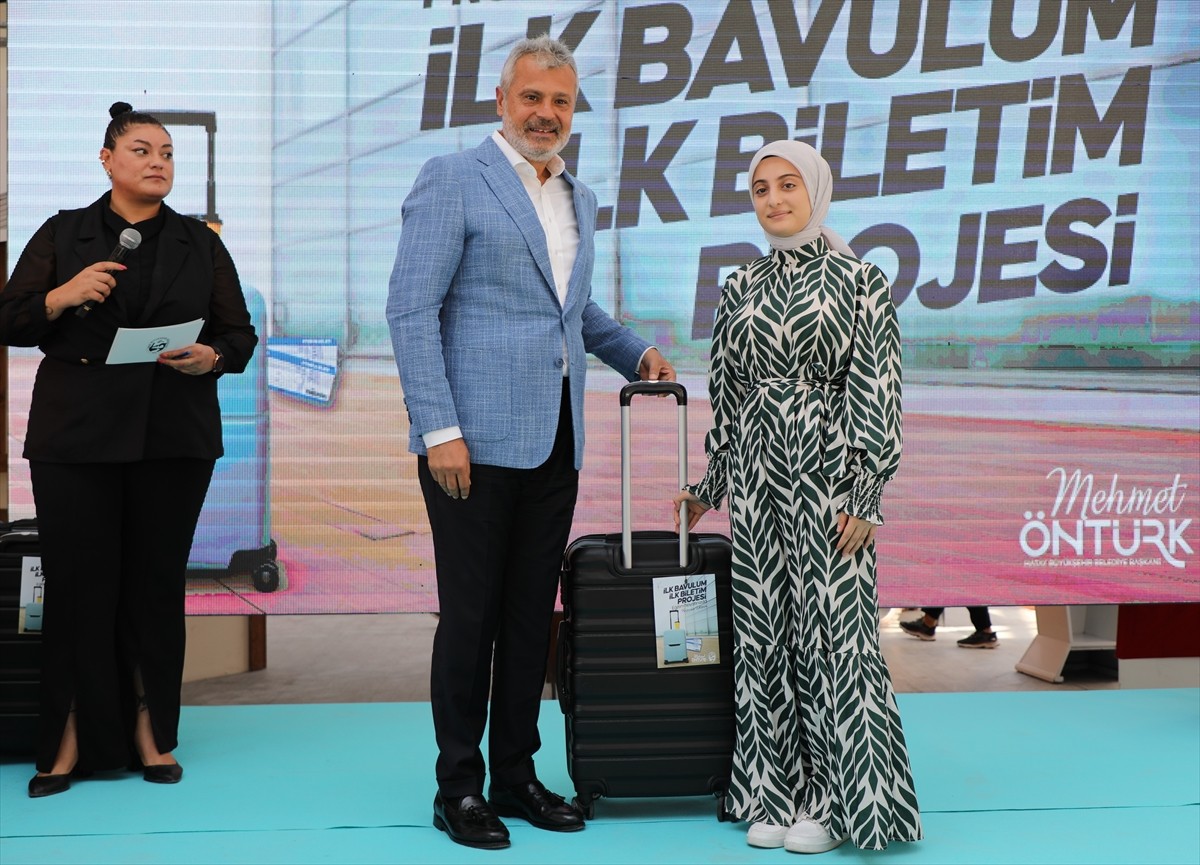 Hatay Büyükşehir Belediyesinin üniversiteyi kazanan öğrencilere yönelik "İlk Bavulum İlk Biletim"...