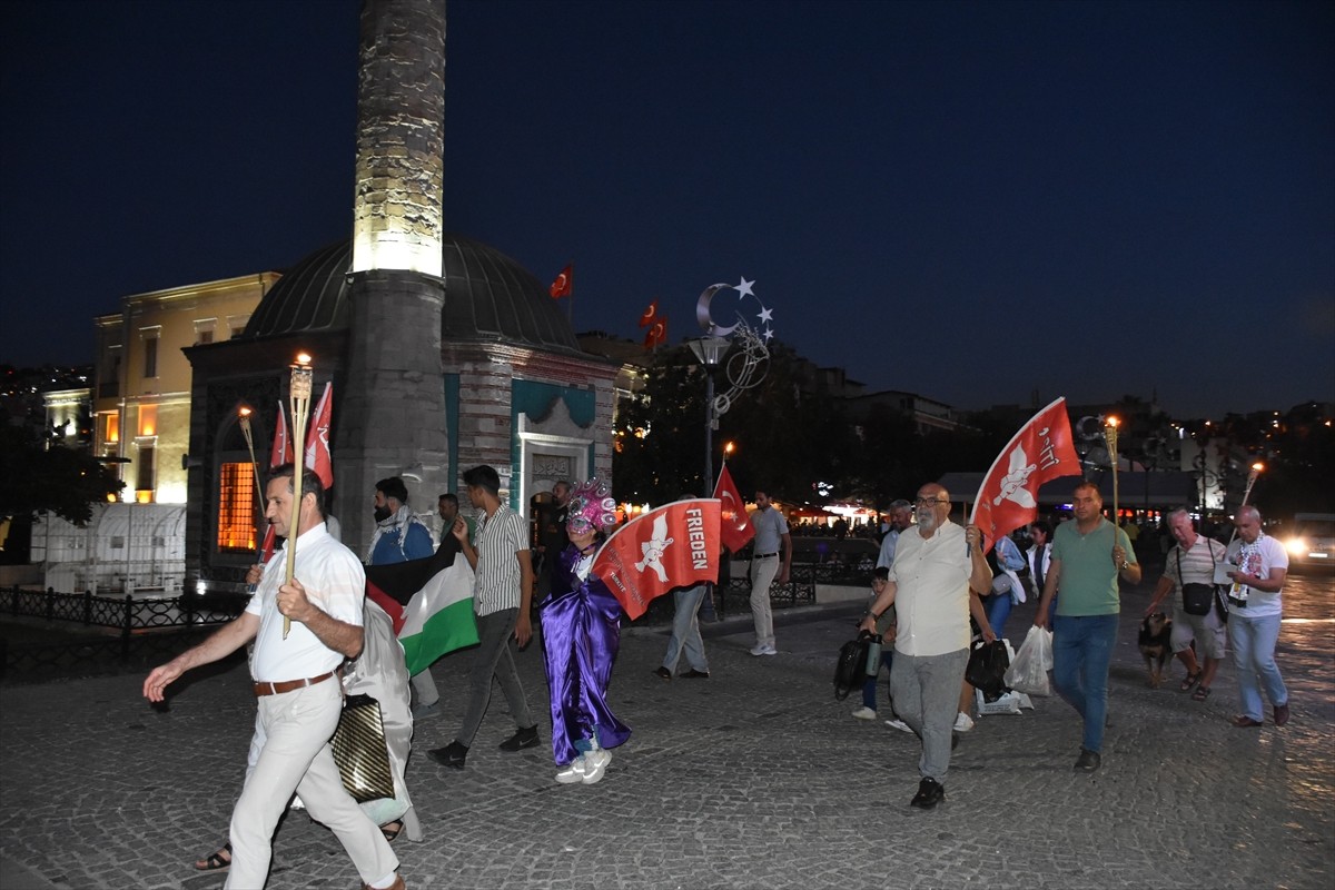 İzmir'de, 21 Eylül Dünya Barış Günü kapsamında Uluslararası Aktivist Sanatçılar Birliği (UASB)...