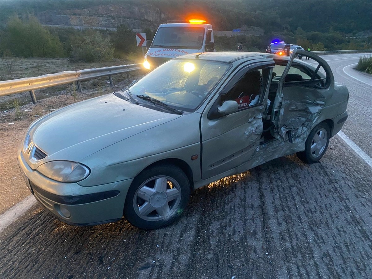 Karabük'ün Safranbolu ilçesinde 2 otomobilin çarpıştığı kazada 2'si çocuk 7 kişi yaralandı. Olay...