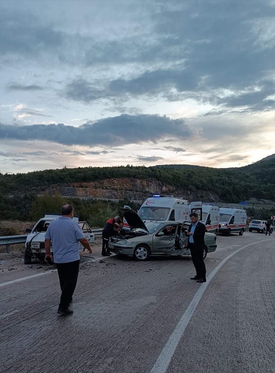 Karabük'ün Safranbolu ilçesinde 2 otomobilin çarpıştığı kazada 2'si çocuk 7 kişi yaralandı. Olay...