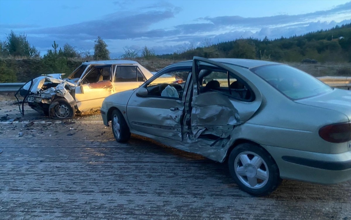 Karabük'ün Safranbolu ilçesinde 2 otomobilin çarpıştığı kazada 2'si çocuk 7 kişi yaralandı. Olay...