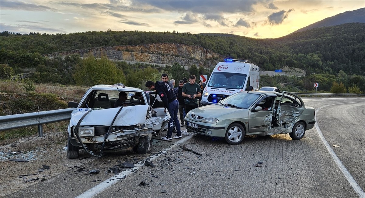 Karabük'ün Safranbolu ilçesinde 2 otomobilin çarpıştığı kazada 2'si çocuk 7 kişi yaralandı. Olay...