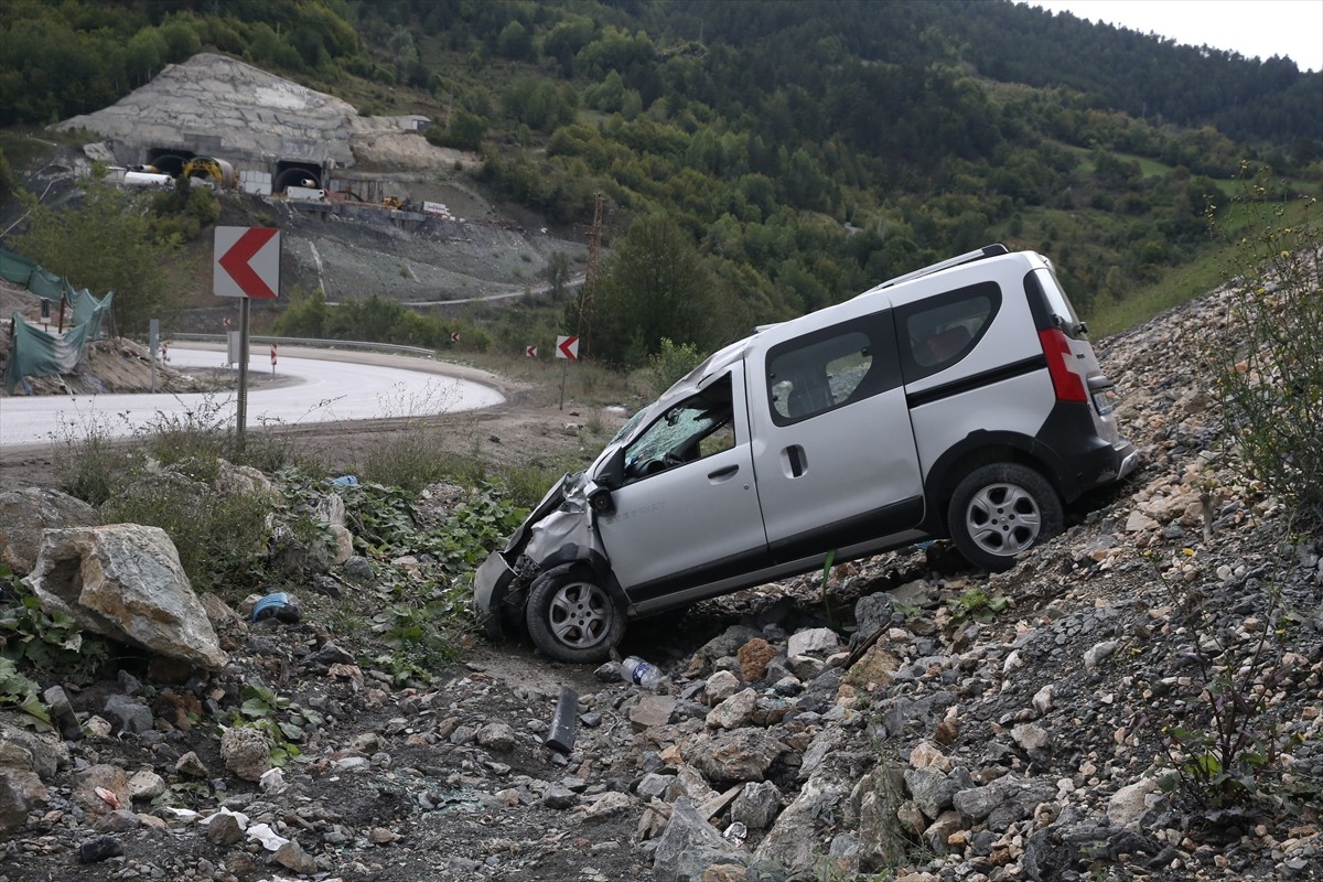 Kastamonu'da, otomobilin devrilmesi sonucu 5 kişi yaralandı. İhbar üzerine bölgeye sağlık ve...