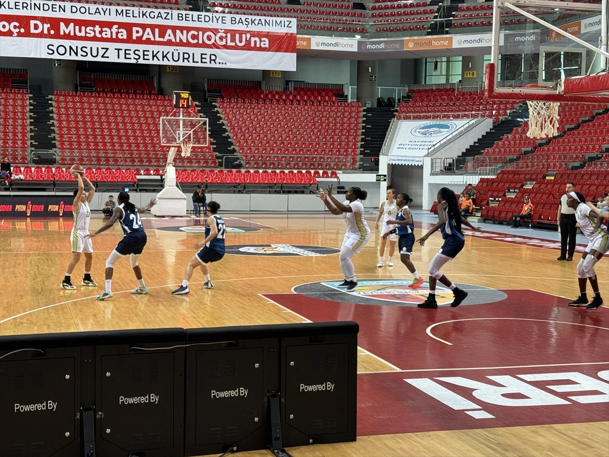 Kayseri'de düzenlenen 18. Erciyes Kupası Kadınlar Basketbol Turnuvası'nda, Emlak Konut ile...