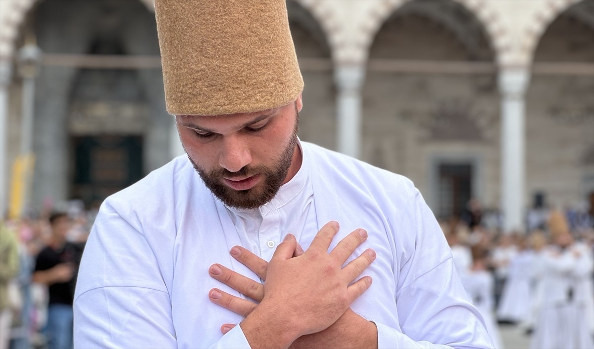 Konya'da düzenlenen 21. Uluslararası Konya Mistik Müzik Festivali'nin açılışında 99 semazen sema...