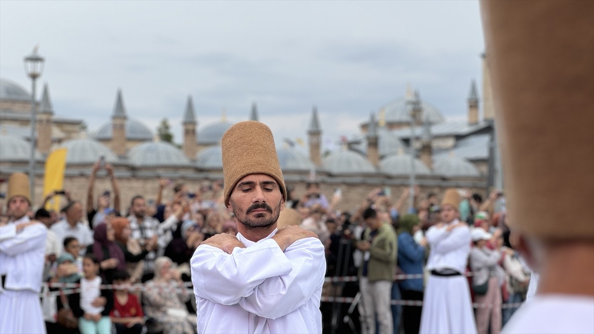 Konya'da düzenlenen 21. Uluslararası Konya Mistik Müzik Festivali'nin açılışında 99 semazen sema...