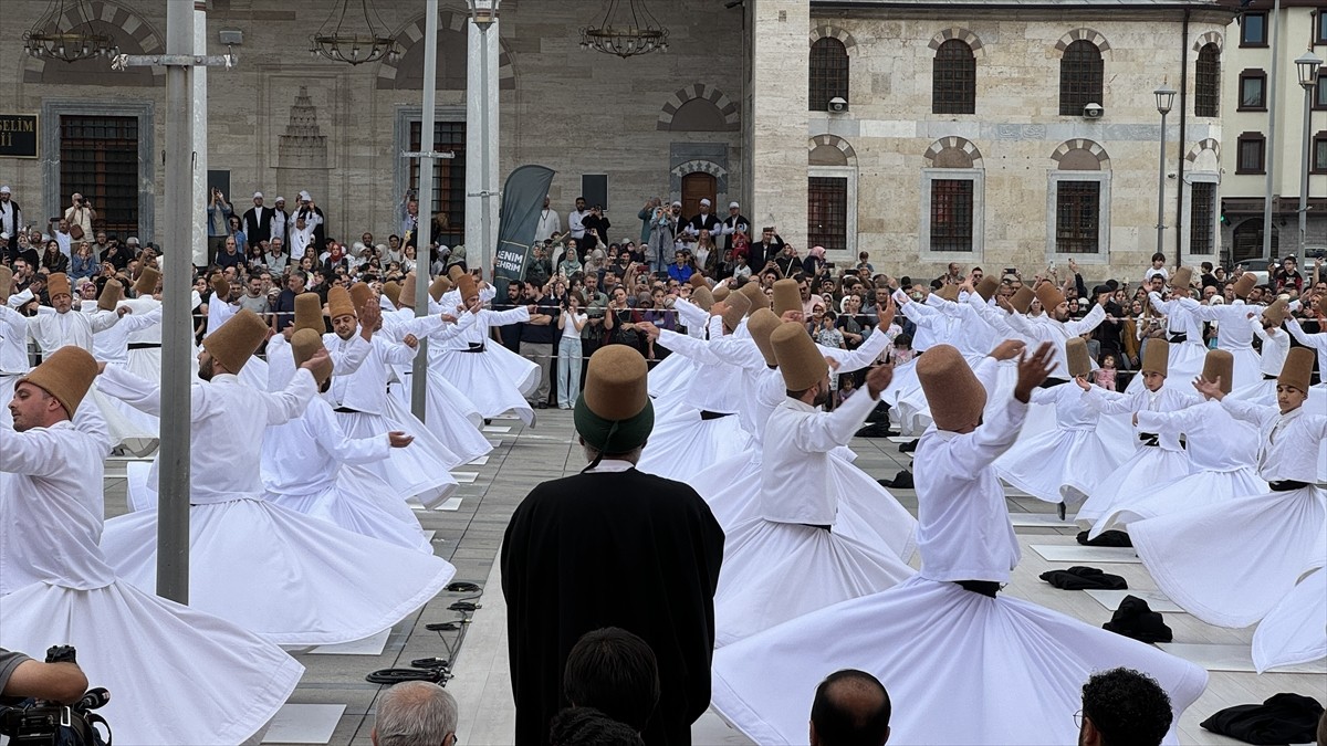 Konya'da düzenlenen 21. Uluslararası Konya Mistik Müzik Festivali'nin açılışında 99 semazen sema...