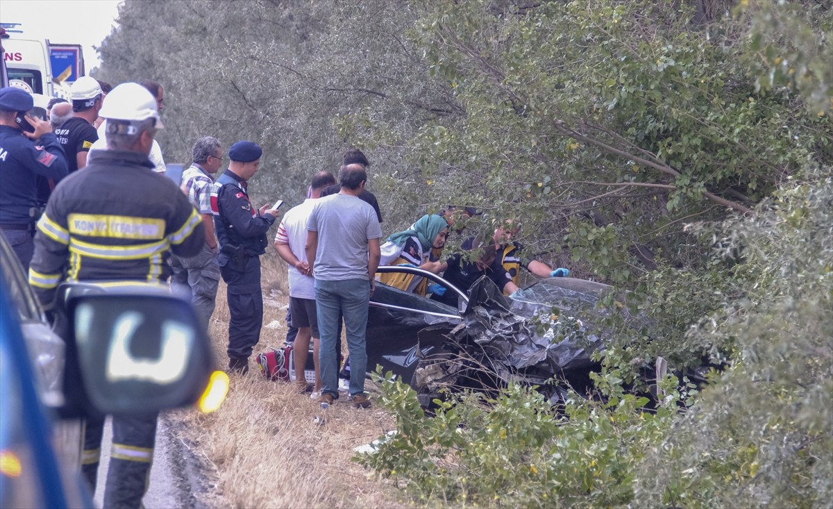 Konya'nın Karapınar ilçesinde, şarampole devrilen otomobildeki 1 kişi hayatını kaybetti, 1 kişi...