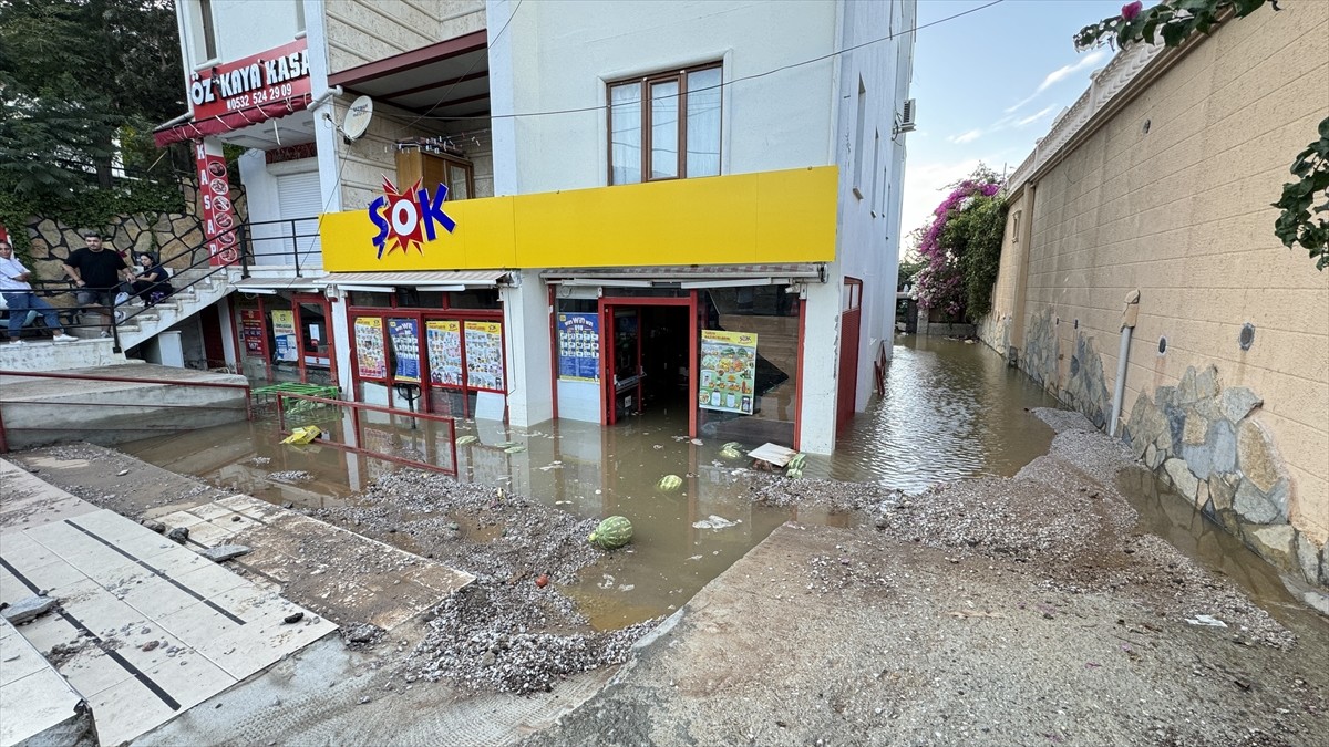 Muğla'nın Bodrum ilçesinde isale hattının patlaması sonucu bir zincir market şubesini su bastı...