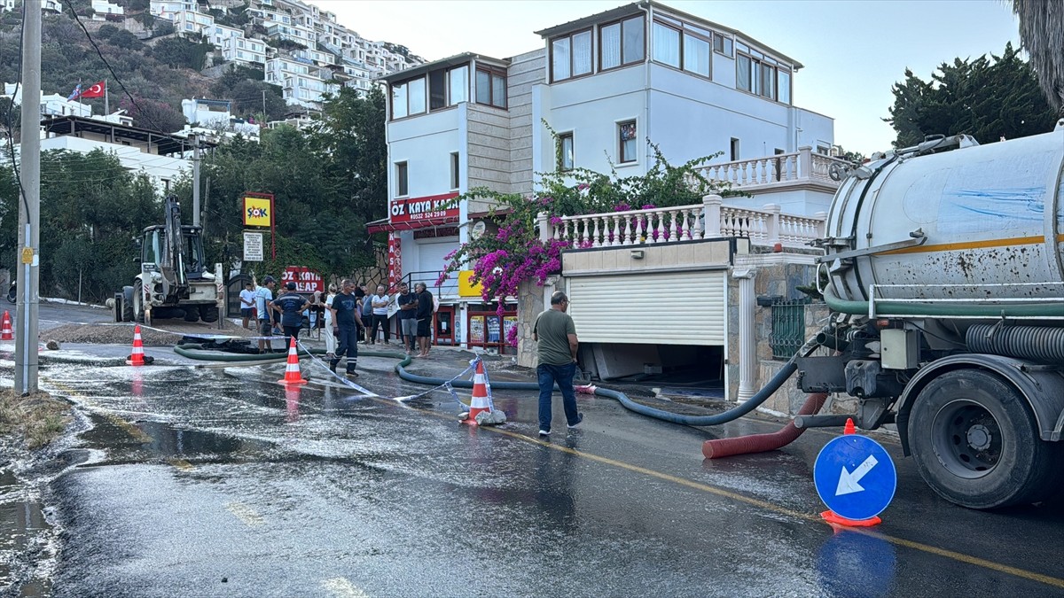 Muğla'nın Bodrum ilçesinde isale hattının patlaması sonucu bir zincir market şubesini su bastı...