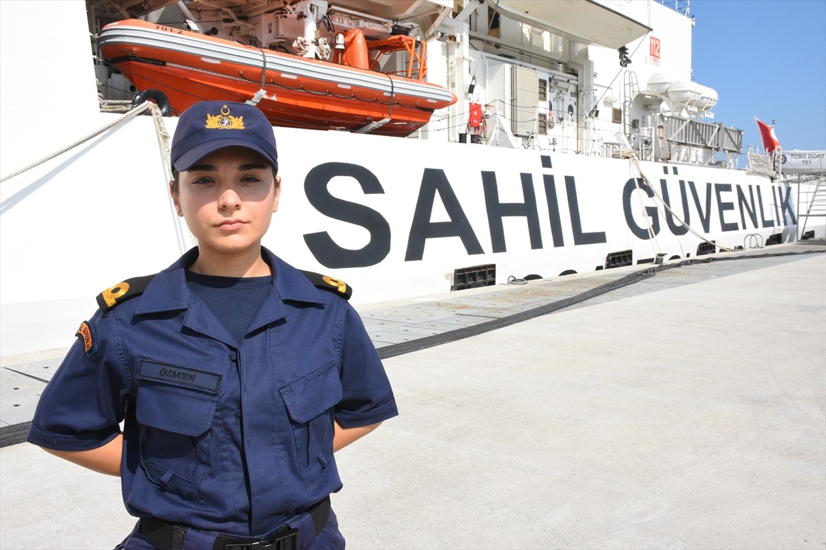 Sahil Güvenlik Karadeniz Bölge Komutanlığı TCSG-Dost gemisinde görevli 25 yaşındaki Teğmen Sedanur...