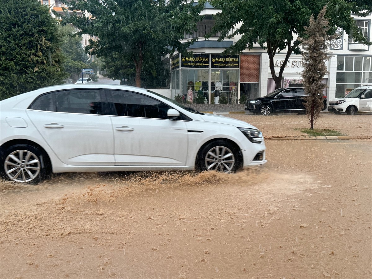 Şanlıurfa'da kent genelinde yer yer etkili olan yağış, bazı cadde ve sokaklarda su birikintisine...