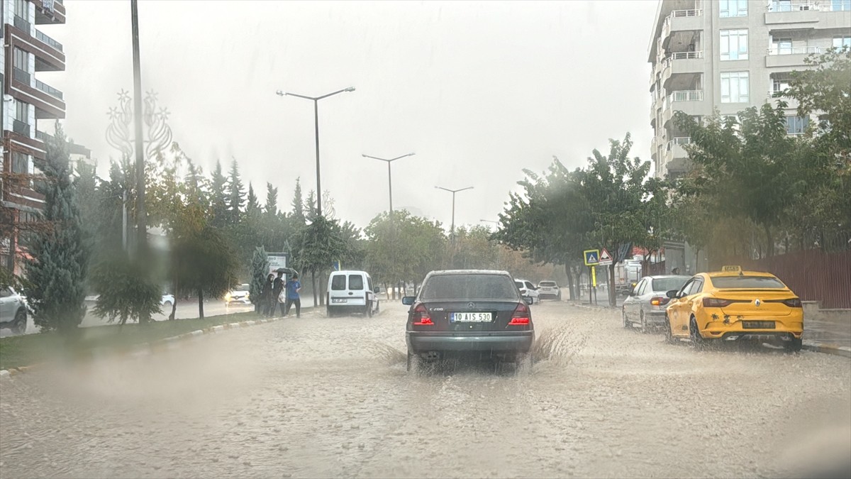 Şanlıurfa'da kent genelinde yer yer etkili olan yağış, bazı cadde ve sokaklarda su birikintisine...