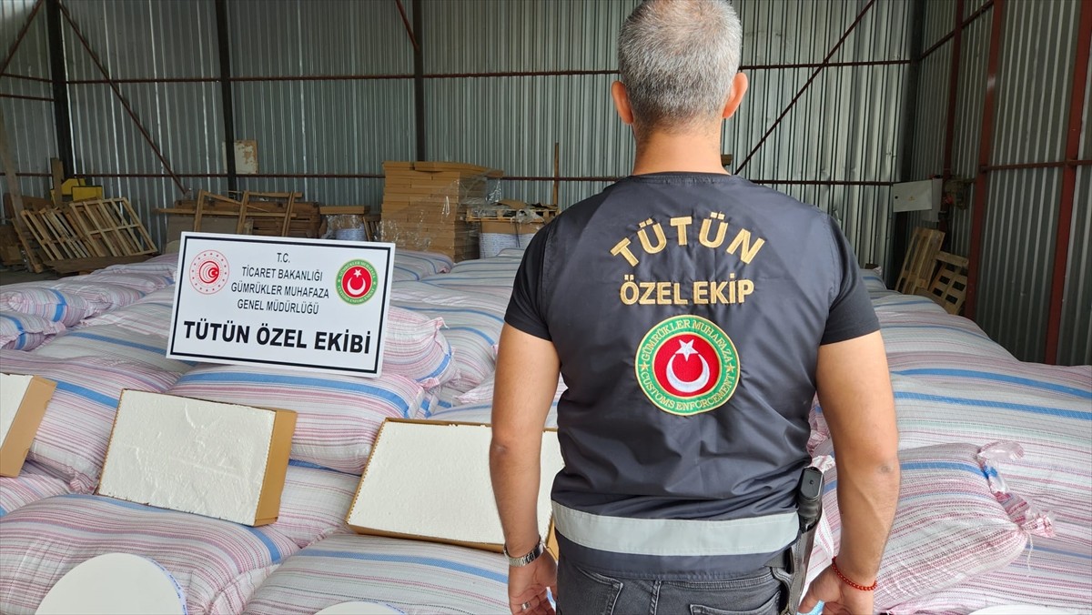 Ticaret Bakanlığı Gümrük Muhafaza ekipleri, İzmir'de şüpheli bir depoya düzenledikleri operasyonda...