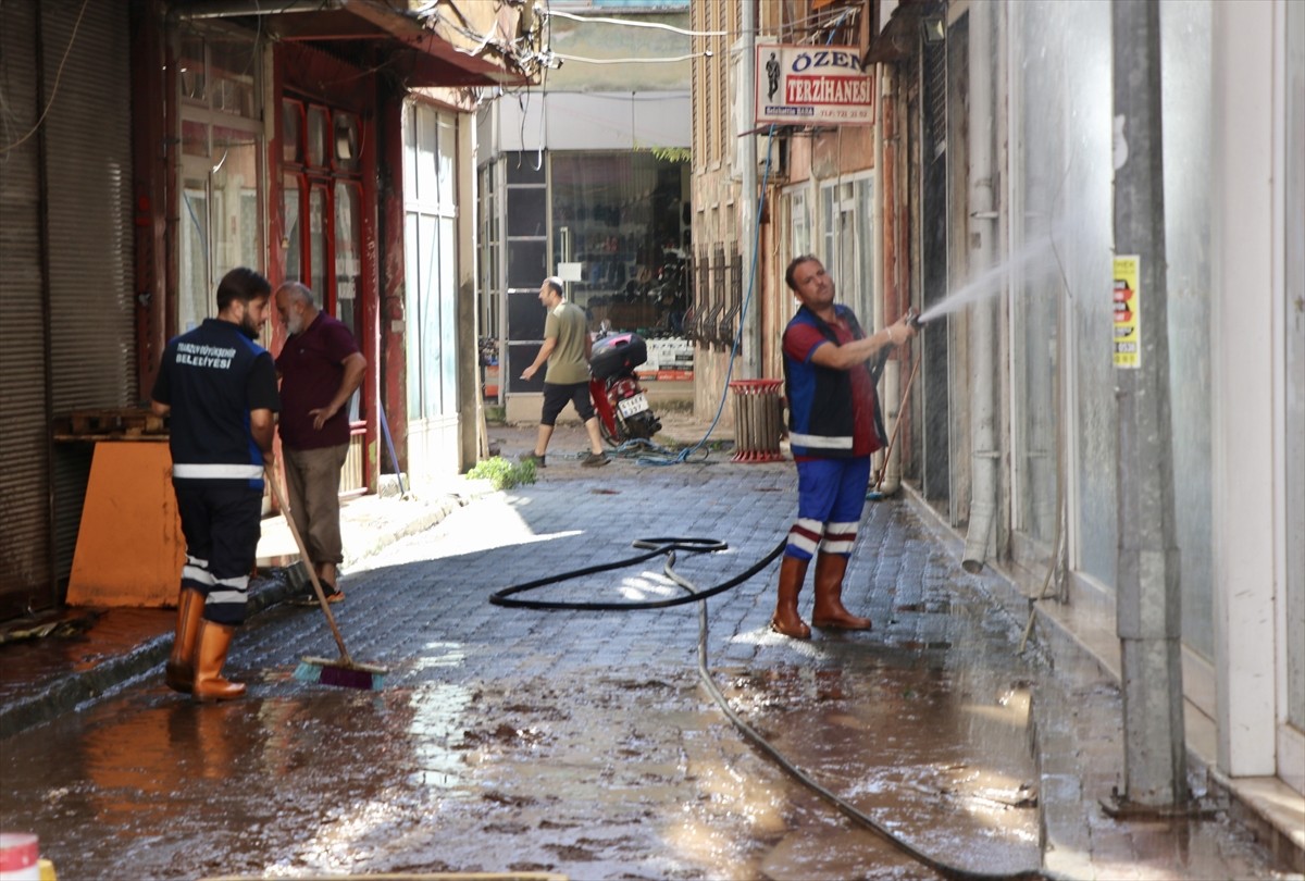 Trabzon'da dün akşam saatlerinde etkili olan sağanağın ardından taşkın ve heyelan meydana gelen...