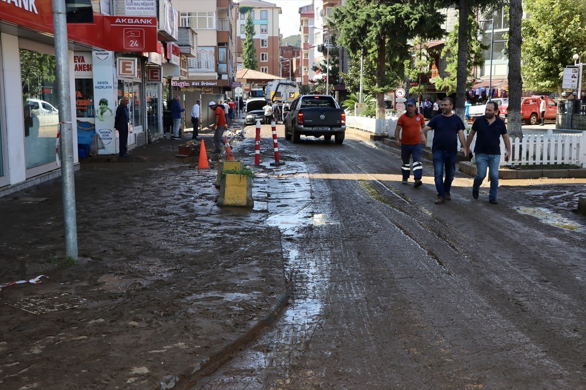 Trabzon'da dün akşam saatlerinde etkili olan sağanağın ardından taşkın ve heyelan meydana gelen...