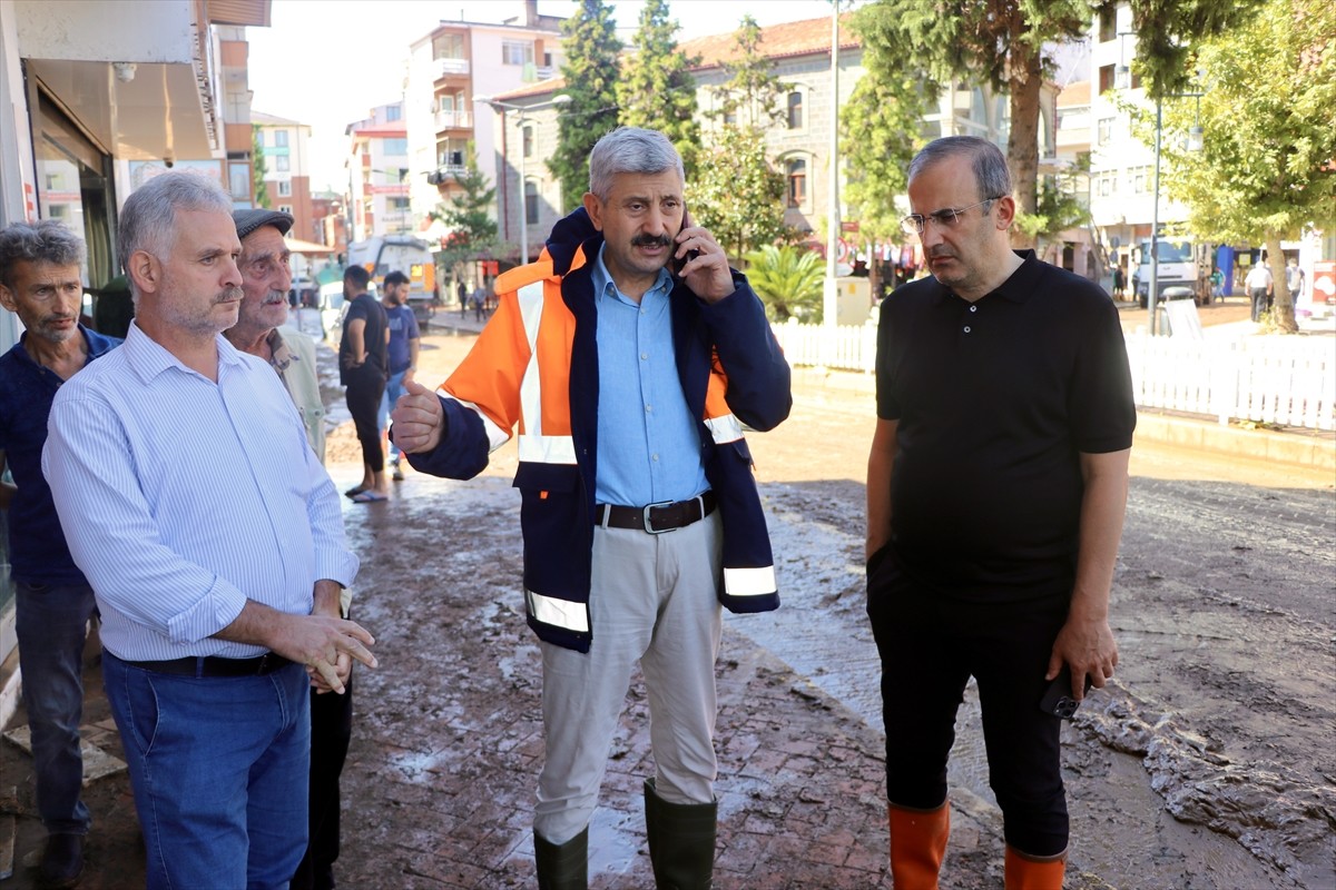 Trabzon'da dün akşam saatlerinde etkili olan sağanağın ardından taşkın ve heyelan meydana gelen...