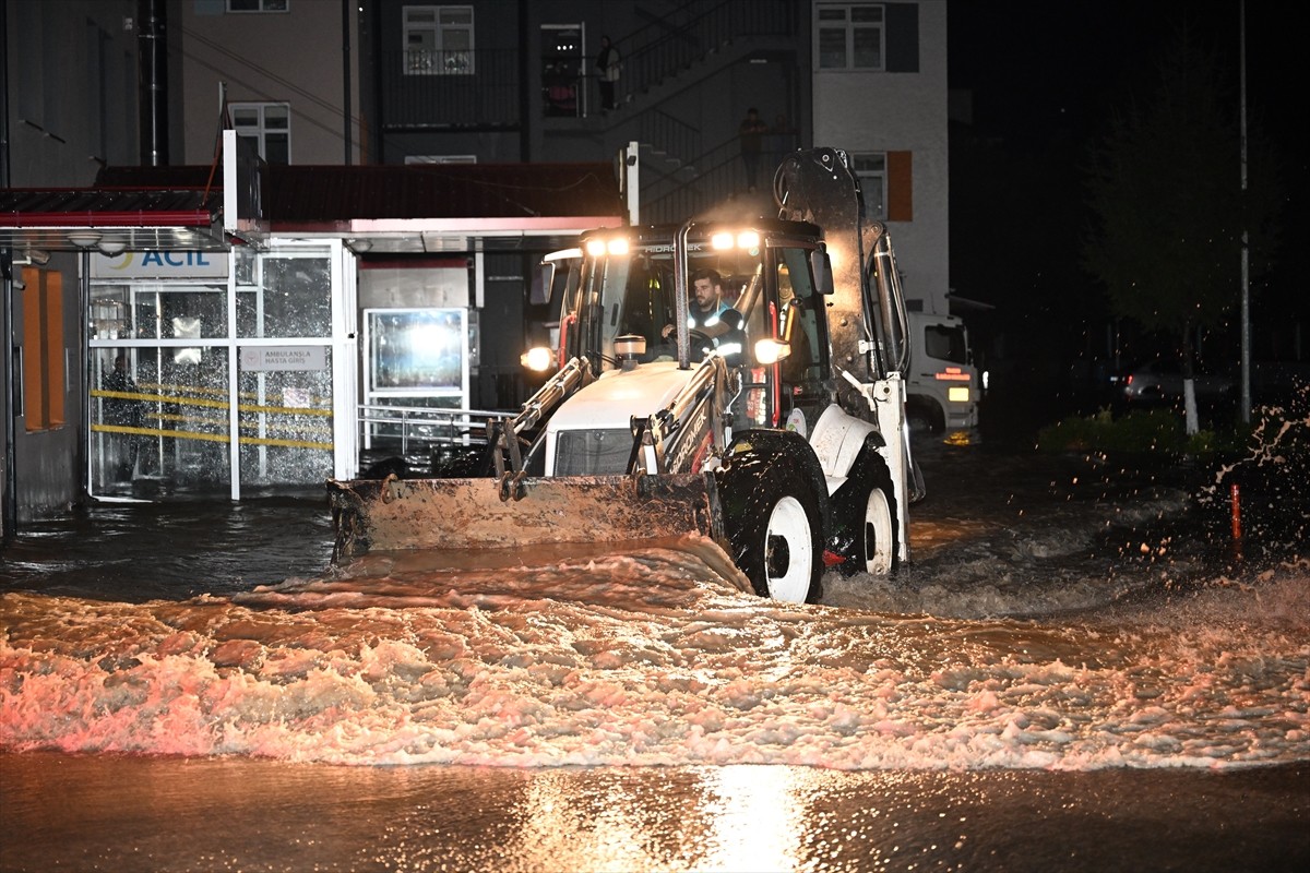 Trabzon'un Arsin, Araklı ve Sürmene ilçesinde sağanak hayatı olumsuz etkiledi.  Araklı ilçesinde...