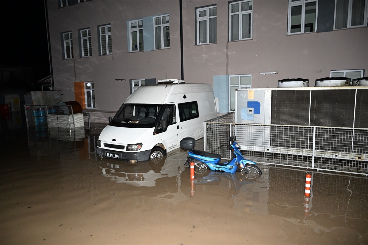 Trabzon'un Arsin, Araklı ve Sürmene ilçesinde sağanak hayatı olumsuz etkiledi.  Araklı ilçesinde...