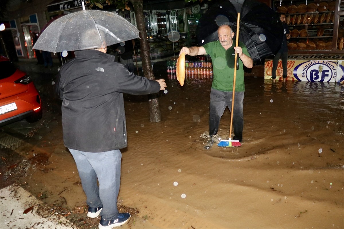 Trabzon'un Arsin, Araklı ve Sürmene ilçesinde sağanak hayatı olumsuz etkiledi. Arsin ilçesinde iş...