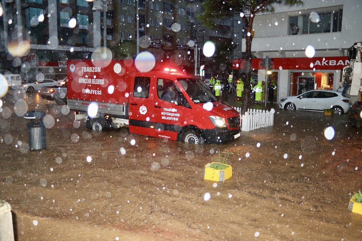 Trabzon'un Arsin, Araklı ve Sürmene ilçesinde sağanak hayatı olumsuz etkiledi. Arsin ilçesinde iş...