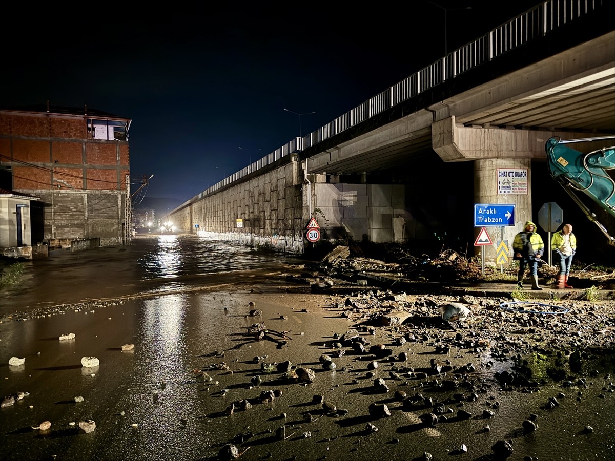 Trabzon'un Arsin, Araklı ve Sürmene ilçesinde sağanak hayatı olumsuz etkiledi. Arsin ilçesinde iş...