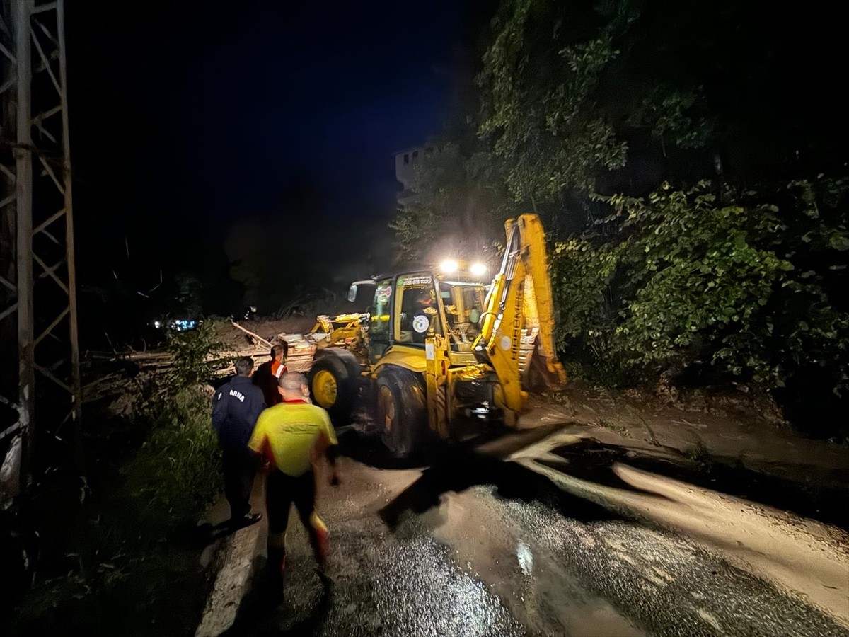 Trabzon'un Arsin ve Araklı ilçesinde sağanak hayatı olumsuz etkiledi. İl genelinde aralıklarla...