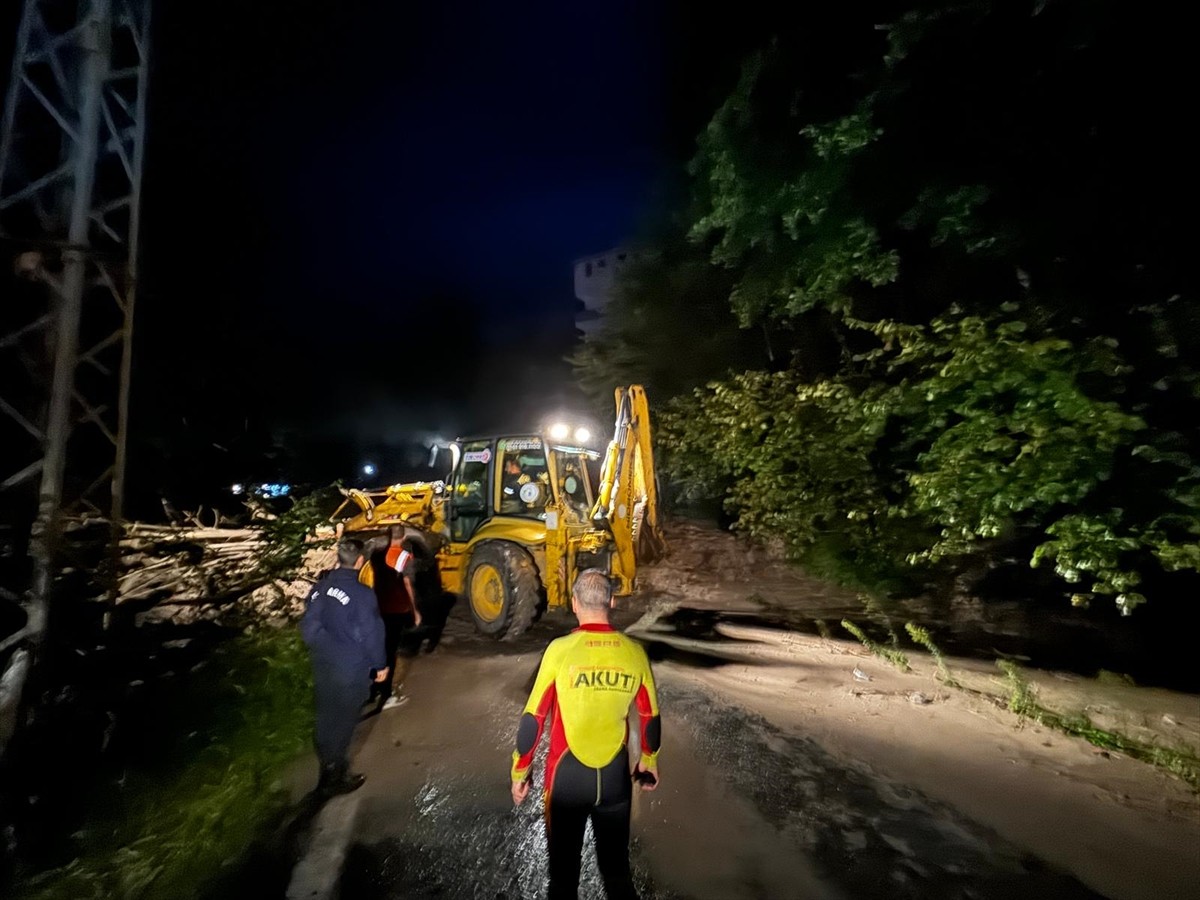 Trabzon'un Arsin ve Araklı ilçesinde sağanak hayatı olumsuz etkiledi. İl genelinde aralıklarla...