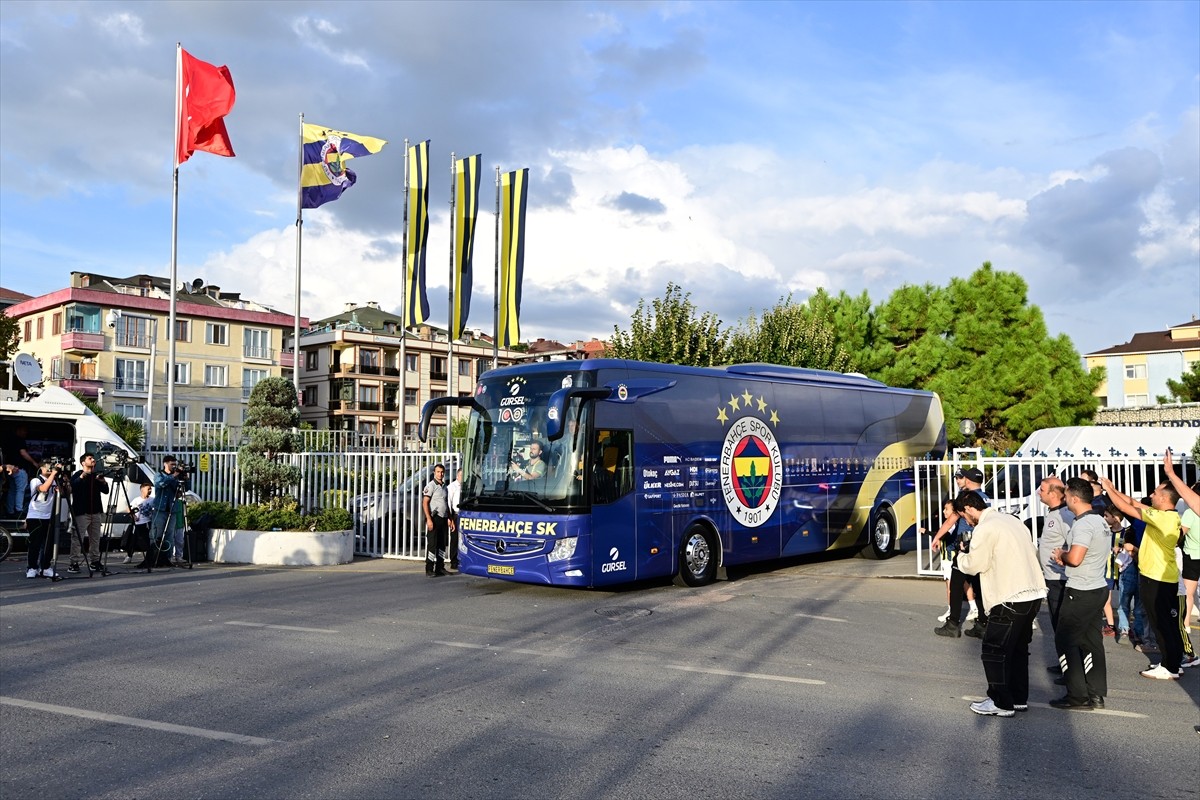 Trendyol Süper Lig'in 6. haftasında Galatasaray'ı konuk edecek Fenerbahçe, taraftarlarının...