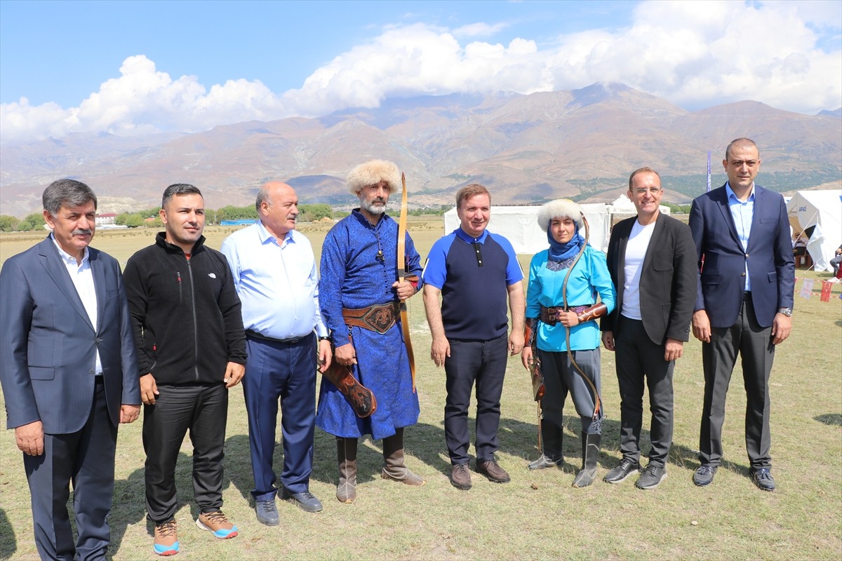 Türkiye Geleneksel Türk Okçuluk Federasyonunca (TGTOF) düzenlenen Mengücek Melik Gazi Büyükler...