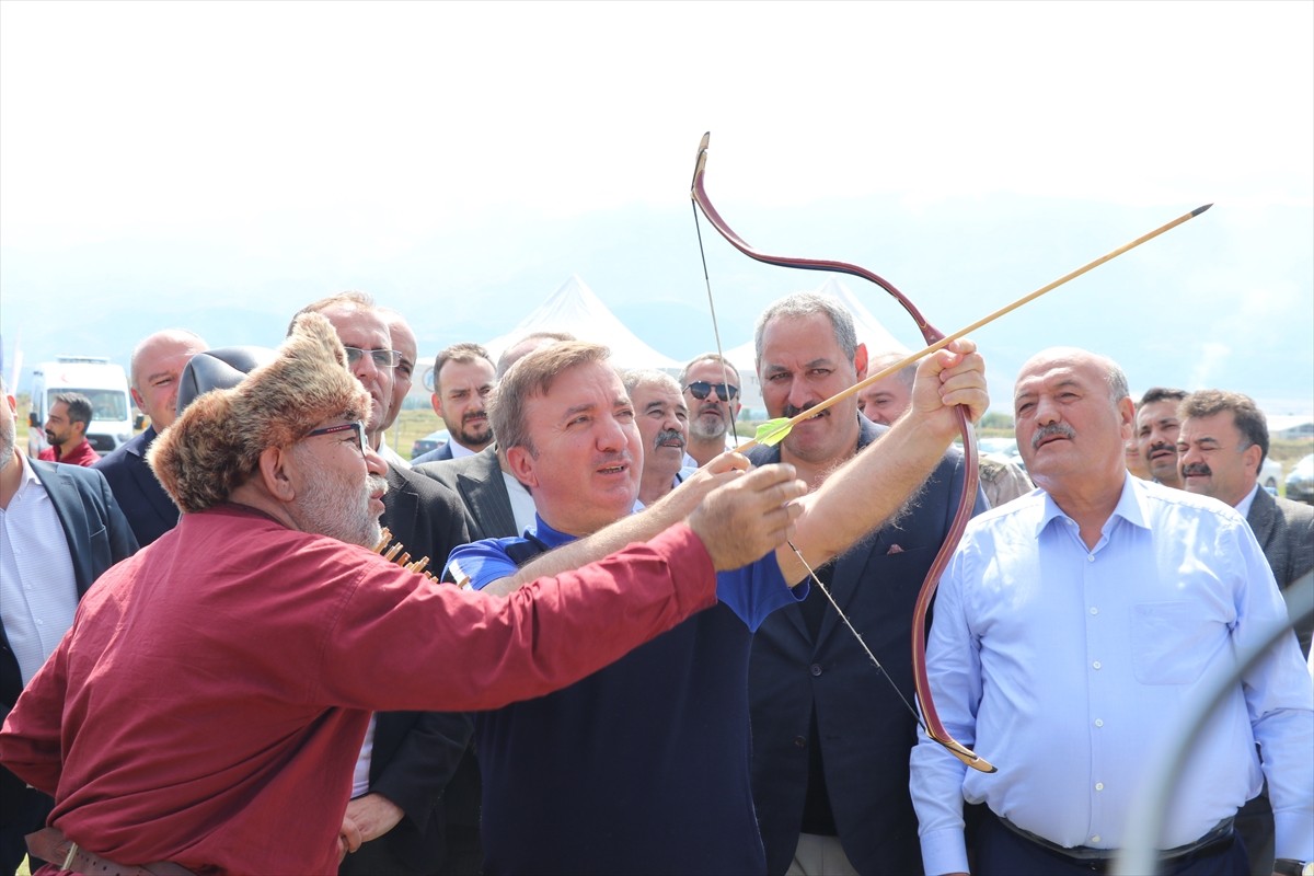 Türkiye Geleneksel Türk Okçuluk Federasyonunca (TGTOF) düzenlenen Mengücek Melik Gazi Büyükler...