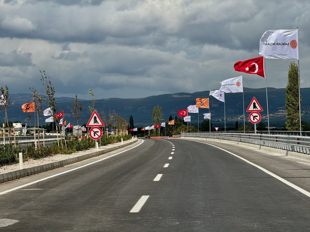 Ulaştırma ve Altyapı Bakanı Abdulkadir Uraloğlu (fotoğrafta), Bursa'nın İznik ilçesinde yapımı...