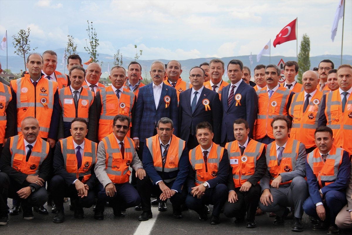 Ulaştırma ve Altyapı Bakanı Abdulkadir Uraloğlu (fotoğrafta), Bursa'nın İznik ilçesinde yapımı...