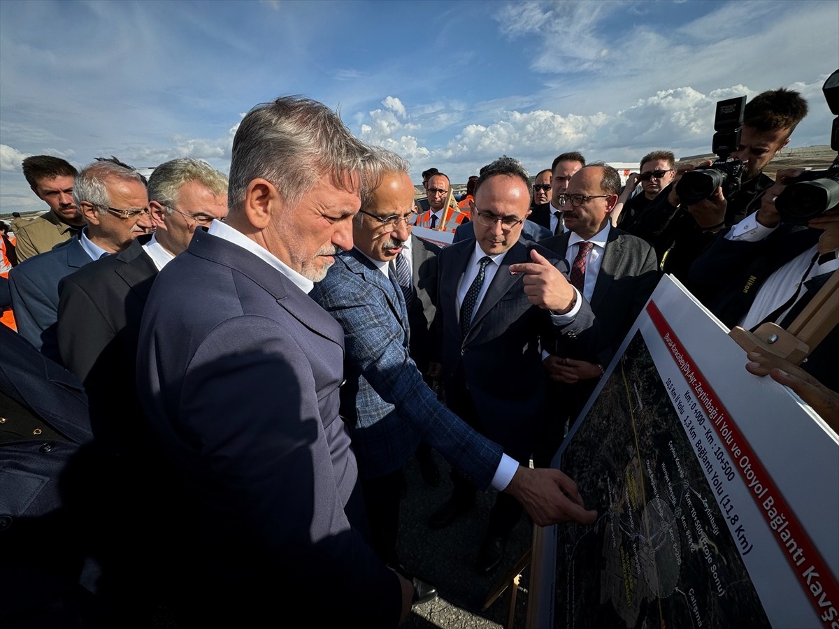 Ulaştırma ve Altyapı Bakanı Abdulkadir Uraloğlu (sol 2), İstanbul-İzmir Otoyolu üzerinde yapımı...