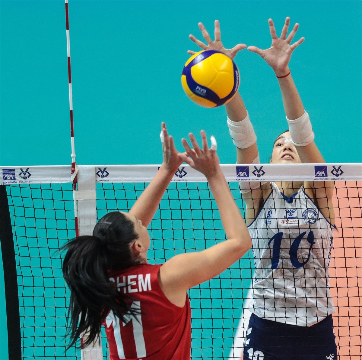 Voleybolda Kadınlar AXA Sigorta Kupa Voley müsabakalarında ikinci gün 3. Grup mücadelesinde Aras...