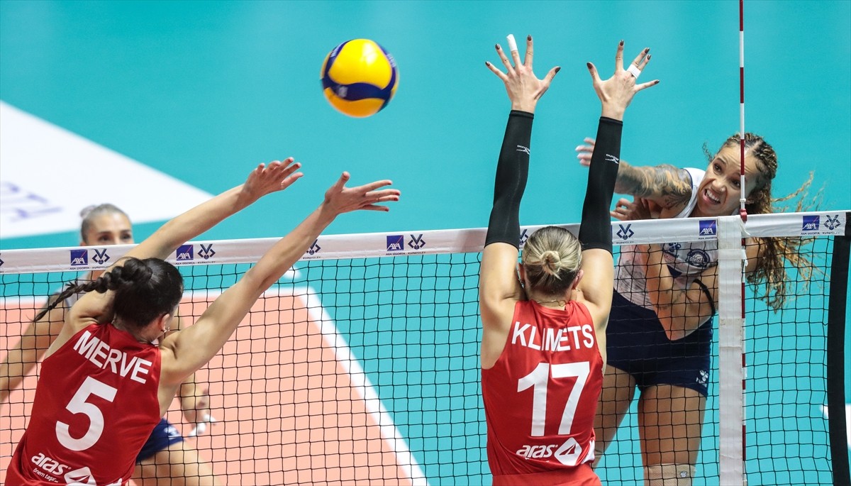 Voleybolda Kadınlar AXA Sigorta Kupa Voley müsabakalarında ikinci gün 3. Grup mücadelesinde Aras...