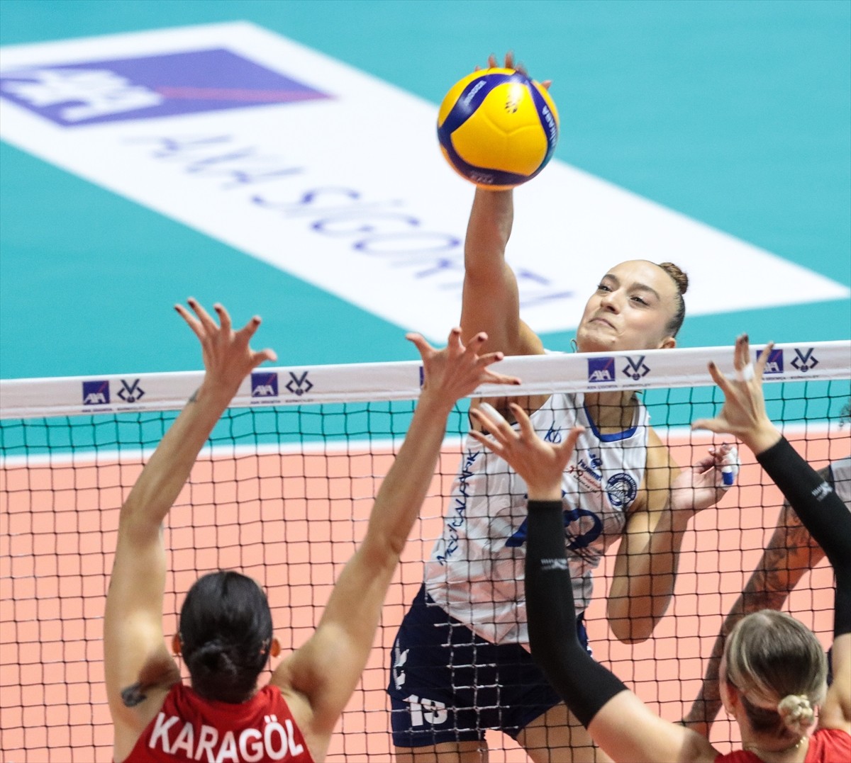 Voleybolda Kadınlar AXA Sigorta Kupa Voley müsabakalarında ikinci gün 3. Grup mücadelesinde Aras...