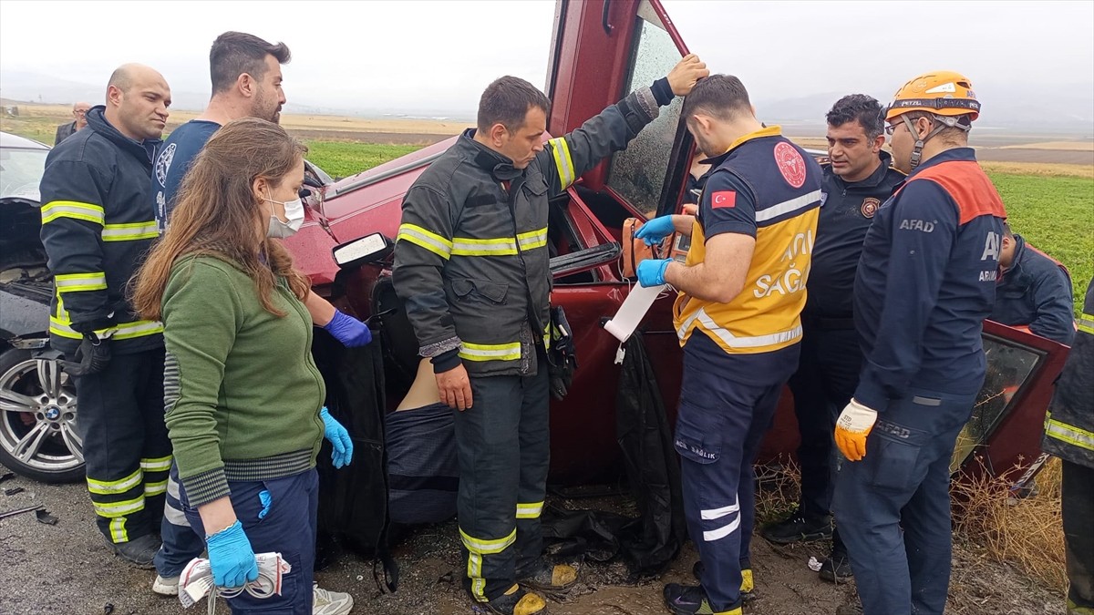 Amasya’da iki otomobilin çarpışması sonucu 2 kişi öldü, 1 kişi yaralandı. Kaza yerine jandarma...