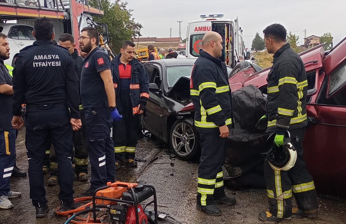 Amasya’da iki otomobilin çarpışması sonucu 2 kişi öldü, 1 kişi yaralandı. Kaza yerine jandarma...