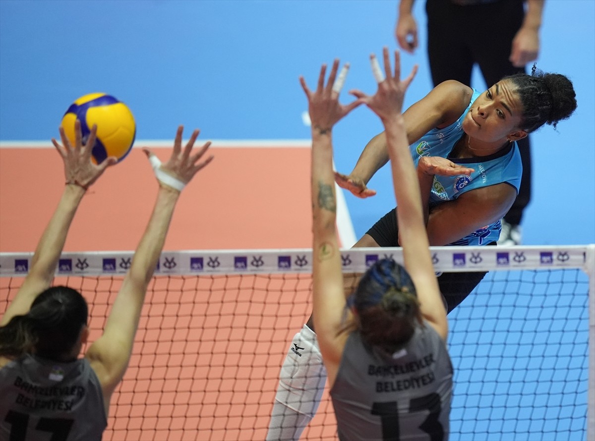 AXA Sigorta Kadınlar Kupa Voley maçında Aydın Büyükşehir Belediyespor ile Bahçelievler...